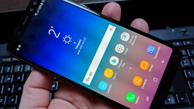 <b>Samsung Galaxy A8 (2018): Display mai luminos decât predecesorul, aspect nou</b>Samsung nu se abate de la reţeta obişnuită când vine vorba de ecranele telefoanelor sale: pariază pe Super AMOLED în cazul lui Galaxy A8 (2018), dar cu un aspect nou pentru zona midrange: 18.5:9. E vorba despre acea abordare Infinity Display împrumutată..