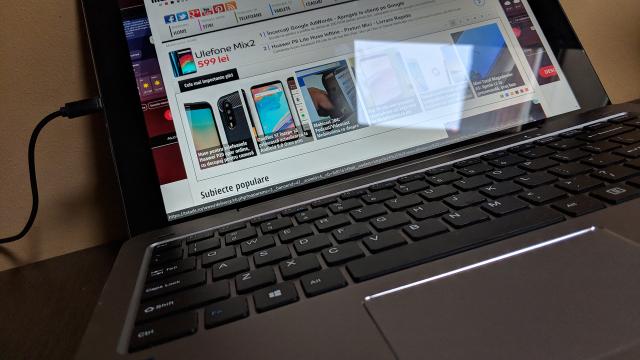 <b>Chuwi Hi13: Baterie destul de bună pentru workaholici, mai puţin pentru filme şi seriale</b>Chuwi e ca un gigant din Legendele Olimpului, supradimensionat în toate aspectele imaginabile. Am fi crezut că are vreo chichineaţă de baterie înăuntru, cum se mai întâmplă uneori la tablete, dar cifrele sunt de partea sa pe hârtie: 10.000 mAh, 37 Wh şi..