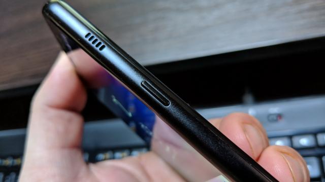 <b>Samsung Galaxy A8 (2018): Multimedia de campion, în ciuda amplasării atipice a difuzorului</b>Samsung Galaxy A8 (2018) se prezintă cu tipicul difuzor singular lateral văzut pe atât de multe midrangere Samsung. Are avantajul că e plasat în afară acoperirii degetelor noastre când ţinem telefonul în landscape, dar cârcotaşii vor râvni după difuzoare 