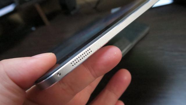 <b>Chuwi Hi13: Multimedia cu 4 difuzoare mai mult decât impresionante</b>Chuwi Hi13 vine cu 4 difuzoare la bord, aşa cum fac numai granzii tabletelor în ziua de azi şi cum puţini producători de astfel de device-uri îşi permit. Difuzoarele se afla lateral şi oferă o stereofonie excelentă, auzită mai ales la filme, dar şi la..