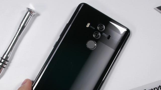 <b>Huawei Mate 10 Pro primeşte o disecţie din partea lui JerryRigEveryting: ecran greu de reparat, dar spate ușor de scos (Video)</b>Vedem astăzi din partea celebrului youtuber JerryRigEverything un proces de teardown pentru smartphone-ul Huawei Mate 10 Pro, cel mai arătos model al companiei chineze din acest moment. Descoperim astfel că în ciuda