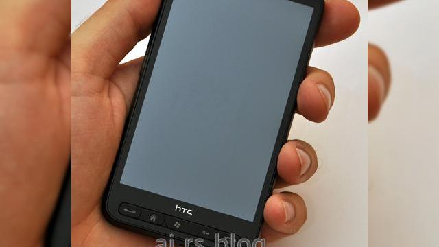 <b>HTC Leo, fotografiat si analizat intr-o recenzie video</b>Iata ca dupa ce am scris despre HTC Leo de numeroase ori si ne-am declarat impresionati de acest terminal, foarte posibil cel mai performant terminal Windows Mobile creat vreodata, avem ocazia sa il admiram intr-o serie de noi imagini si o recenzie video...