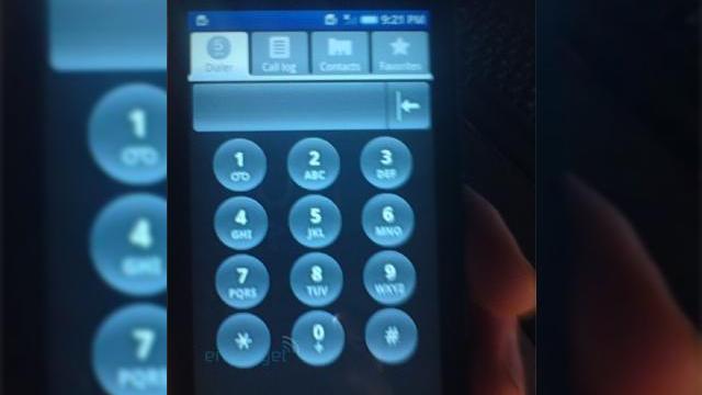 <b>Sony Ericsson XPERIA X3, telefon Android scapat pe web intr-o noua imagine</b>Ultima oara cand aflam zvonuri despre XPERIA X3, terminalul se dovedea a fi un handset bazat pe Android OS, urmasul modelului X2, care ruleaza Windows Mobile. Ei bine, iata ca acum descoperim imagini noi cu smartphone-ul, pe care il puteti admira mai jos....