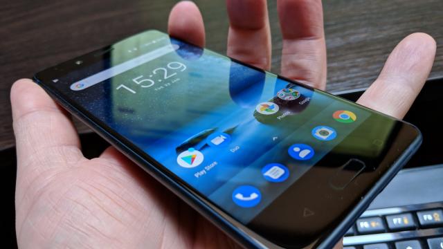 <b>Nokia 8: Hardware de campion, nu lipseşte nimic</b>Lui Nokia 8 nu îi lipseşte nimic, asta e sigur. Are suficient RAM, până la 6 GB (noi avem versiunea cu 4 GB), cel mai bun procesor Qualcomm din 2017, Snapdragon 835 şi o baterie de 3090 mAh care sună bine pe hârtie. Are si încărcare rapidă.