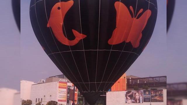 <b>Orange te invita sa vezi orasul de sus!</b>Orange trage tare! Treceam cu masina ieri pe langa Iulius Mall din Timisoara si mi-a atras atentia un balon imens, negru, cu cele trei figurine deja arhicunoscute ale campaniei de abonare a operatorului portocaliu, despre care v-am informat aici....