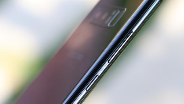 <b>Viitoarele telefoane Android ar putea sosi cu buton hardware pentru Google Assistant</b>La ora actuală singurul producător din zona smartphone care aduce un buton hardware dedicat pentru activarea asistentului vocal propriu este Samsung. Sunt câteva modele cu această caracteristică și judecând după o scăpare recentă