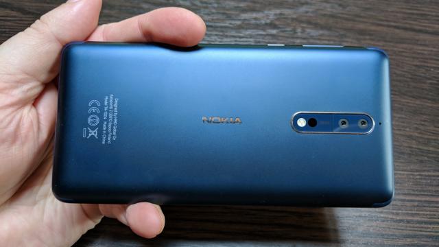 <b>Nokia 8: Baterie OK la playback şi rezonabilă la încărcare</b>Nokia 8 are o baterie de 3090 mAh, care sună foarte bine pe hârtie la un smartphone cu diagonală de 5.3 inch. Mai vine şi cu suport Quick Charge 3.0 şi avem un încărcător de 18W la pachet. Să vedem cum s-a comportat la testele noastre.