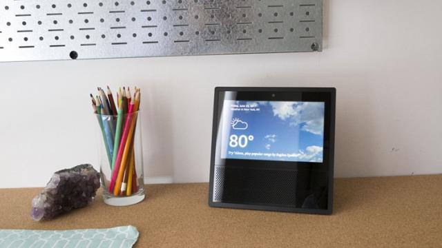 <b>Turul Magazinelor #381: iPhone X la cel mai bun preţ al momentului, laptop cu SSD la o sumă excelentă, Amazon Echo Show în România</b>Pe lista de recomandări de astăzi veți găsi printre altele și boxa inteligentă Amazon Echo Show, un dispozitiv de nouă generație ce se remarcă de această dată prin integrarea unui ecran tactil generos. Se oferă desigur un asistent vocal la pachet