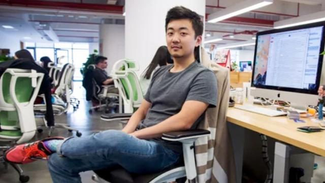 <b>CEO-ul OnePlus râde de Xiaomi şi sondajul său şters, doar pentru a se face de râs cu sondajul propriu</b>Zilele trecute v-am informat cum cei de la Xiaomi s-au făcut de râs după ce au șters un sondaj pentru a compara popularitatea lui Android One cu MIUI, alegerea numărul 1 a publicului fiind Android One. La vederea acestui rezultat, compania a șters