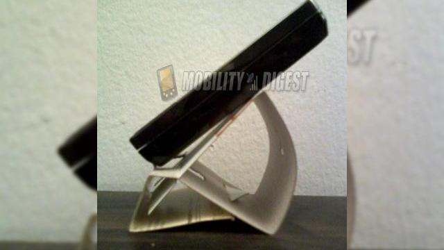 <b>Cum sa faci un dock din hartie sau carton pentru telefonul tau</b>Un editor al site-ului Mobility Digest a avut ideea inspirata de a face un dock din hartie pentru telefon, dar putei folosi si carton daca handsetul dumneavoastra este unul "cu greutate". Puteti admira telefoanele plasate in astfel de dockuri, in imaginea...