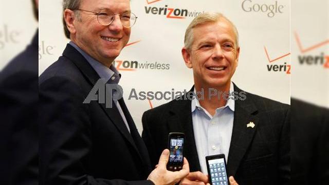 <b>Primul telefon Motorola Android branduit Verizon fotografiat live</b>Dupa cum probabil stiti deja, ieri a fost incheiat un parteneriat istoric, intre Google si operatorul american Verizon Wireless. Aceasta intelegere presupune dezvoltarea in parteneriat cu Google a unor terminale Android si vanzarea lor prin intermediul...