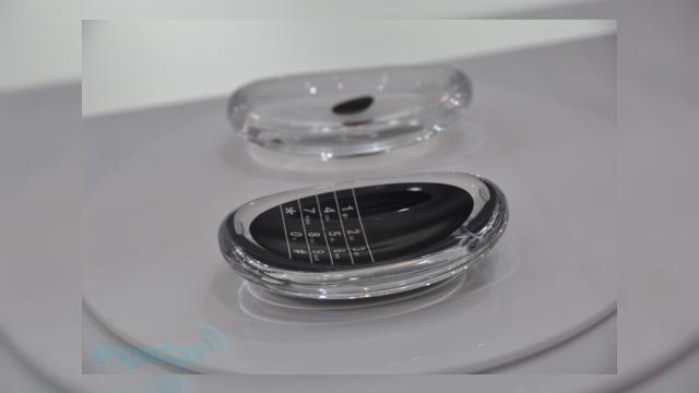 <b>Fujitsu prezinta un telefon concept elegant din sticla</b>Fujitsu este mai degraba un nume mare la capitolul telefoane concept, decat handseturi reale, iar CEATEC 2009 a fost prilejul ideal pentru ca acest producator sa isi expuna produsele in Japonia. Printre ele se numara si terminalul din imaginea de mai jos,...