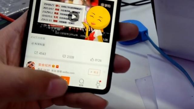 <b>Un clip video ajuns online prezintă gesturile de navigare în stil iPhone X pe care Xiaomi le va aduce în MIUI</b>Pe finalul acestei săptămâni descoperim un material video misterios pe Weibo, unul în care potrivit sursei apare nimeni altul decât Xiaomi Mi Mix 2s. Din nefericire nu este cazul despre acest device, pentru că în clip apare varianta standard Mi Mix 2