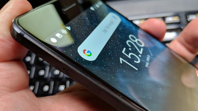 <b>Nokia 6: Baterie de 3.000 mAh care se comportă ca o baterie clasică de 3.000 mAh</b>În general combinaţia de ecran de 5.5 inch şi baterie de 3000 mAh a oferit rezultate satisfăcătoare în ultimii ani, mai ales în zona midrange. Ca atare e lesne de înţeles de ce Nokia a ales această opţiune pentru primul său smartphone din epoca Android.