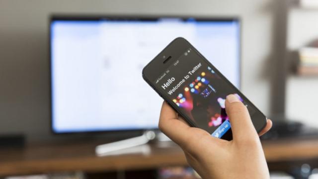 <b>3 din 4 români aleg smartphone-ul în locul televizorului, conform unui studiu IPSOS </b>Conform unui studiu marca IPSOS realizat pe plan local, 3 din 4 români ar alege întotdeauna smartphone-ul în locul clasicului televizor, ba chiar și în locul duciurilor se pare. Suntem informați totuși că românii ar fi dispuși să lase smartphone-ul