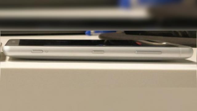 <b>Sony Xperia XZ2 Compact apare sub formă de prototip într-o fotografie; Are un spate ușor curbat</b>Este aproape sigur că japonezii de la Sony vor lansa în cadrul târgului de tehnologie MWC 2018 din Barcelona duo-ul de telefoane Xperia XZ2 și Xperia XZ2 Compact. Chiar ieri am văzut un teaser pentru aceste terminale care ne indica forma curbată