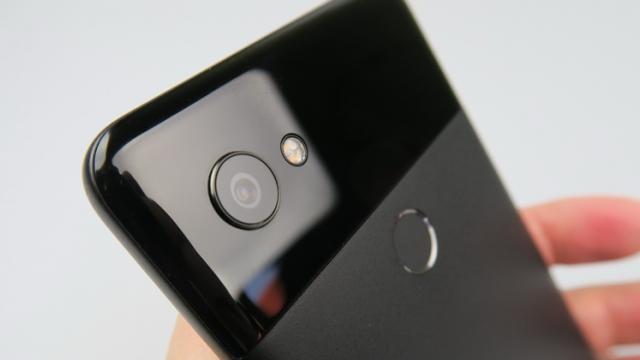 <b>Android P va împiedica aplicaţiile idle din fundal să acceseze camera</b>În această primăvară va avea loc și conferința dezvoltatorilor Google I/O 2018, acolo unde așteptăm vești la cald despre următorul release Android, adică 9.0 P. S-a tot vorbit în ultima vreme pe seama denumirii sale, iar acum aflăm și ceva