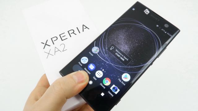<b>Sony Xperia XA2 Unboxing: curbat şi bombat, Xperia XA cel nou face upgrade de cameră, CPU</b>Sony Xperia XA2 a fost anunţat luna trecută la CES 2018, a început să fie vândut din luna curentă şi iată-l deja pe masa de teste de la Mobilissimo.ro. Este un telefon midrange cu ceva pretenţii, mai ales că are o cameră demnă de flagship, aşa cum erau..