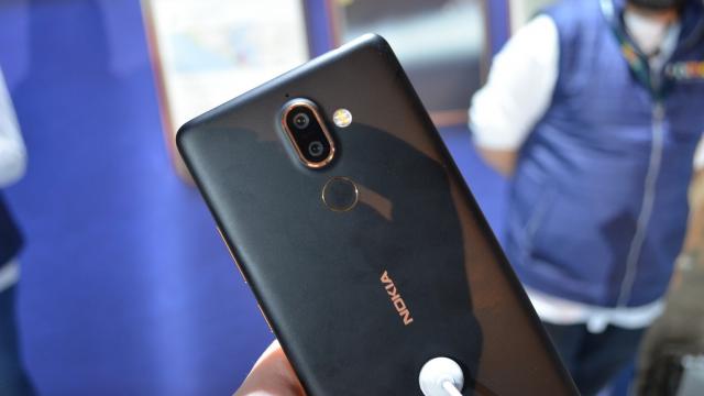 <b>MWC 2018: Nokia 7 Plus hands-on review: phablet premium din metal, cu optică Zeiss la control (Video)</b>Acum că primele telefoane au fost anunţate la MWC 2018 şi a fost spartă gheaţa, e momentul primelor hands-on-uri cu telefoanele momentului. Nokia 7 Plus e probabil cel mai arătos terminal prezentat de la Nokia în Barcelona şi ni-l prezintă colegul Claudiu