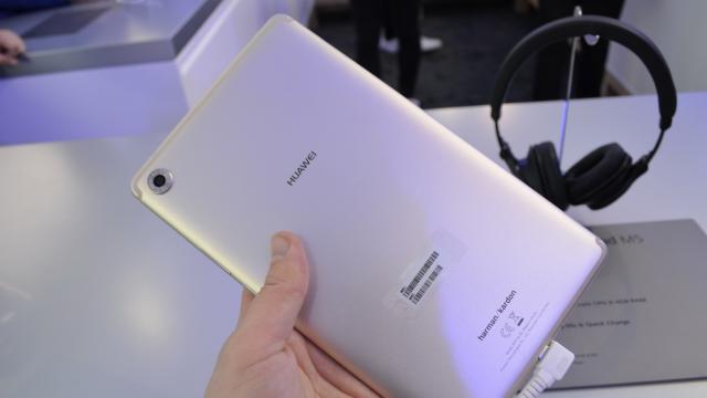 <b>MWC 2018: Huawei MediaPad M5 8 hands-on review - tableta cu Oreo cu corp metalic (Video)</b>Nu suntem la MWC 2018 doar să admirăm cele mai noi telefoane, ci şi tablete de ultima generaţie. Printre acestea se numără şi Huawei MediaPad M5 8, tableta cu ecran de 8.4 inch care primeşte un hands on Mobilissimo.ro mai jos.