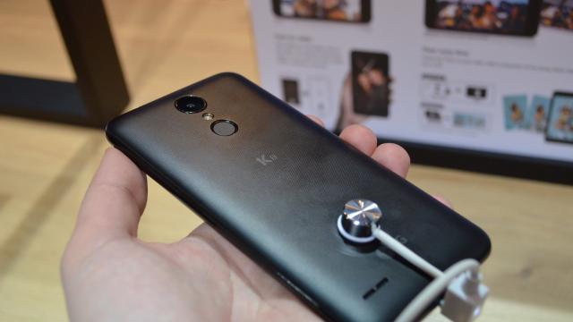<b>MWC 2018: LG K8 (2018) hands-on review - telefon entry level prin definiţie (Video)</b>LG a început să lanseze telefoane încă dinainte de MWC 2018, printre acestea numărându-se şi modelul LG K8 (2018). Este un terminal entry level, cu preţ sub 200 de euro. Îl trecem printr-o scurtă analiza hands on mai jos.