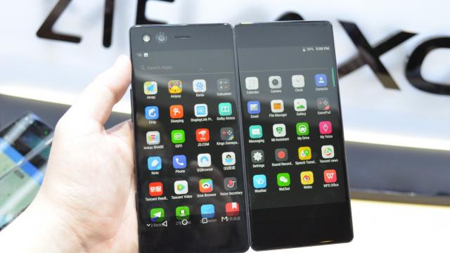 <b>MWC 2018: ZTE Axon M prezentare hands-on - telefon cu display dual şi experienţa flexibilă de utilizare (Video)</b>Nu au lipsit nici terminalele inedite de la MWC 2018, precum ZTE Axon M, care oferă o experienţă dual display. Cele două segmente de ecran sunt conectate de o balama versatilă, care permite rotirea ecranelor, încât să folosim smartphone-ul că unul normal