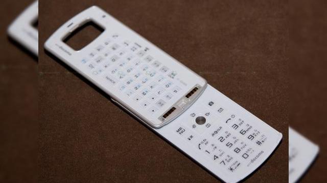 <b>Telefonul Fujitsu F-04B vine cu proiector si camera de 12 megapixeli</b>Cu doar un an in urma telefonul din imaginea de mai jos, Fujitsu F-04B era doar un concept expus in cadrul showului CEATEC 2008. Iata-l acum un terminal real, testat de catre cei de la AKihabara News, care s-au declarat impresionati de functiile sale high...