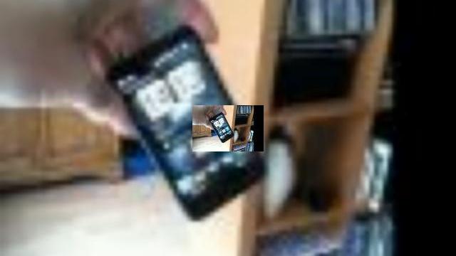 <b>HTC HD2 versus podea (Video)</b>Dupa ce am vazut cel mai puternic smartphone al momentului fiind zgariat cu o pereche de chei sau "injunghiat" cu un cutit, iata ca handsetul recivideaza, de aceasta data el fiind scapat pe podea, de la o inaltime de 1 metru: &nbsp; &nbsp; Desi efortul la...