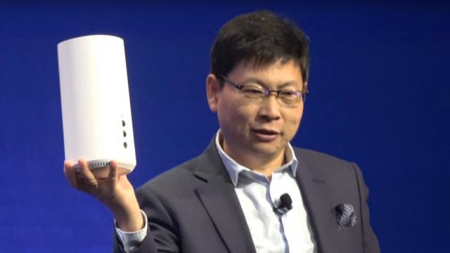 <b>MWC 2018: Huawei lansează dispozitivul Huawei 5G (CPE), cu viteze de până la 2.3 Gbps</b>Momentul de "one more thing" de la conferinţa Huawei de la MWC 2018 a fost cel în care compania a lansat un echipament 5G. E vorba despre un dispozitiv 5G (CPE), care oferă viteze teoretice de download de până la 2.3 Gbps şi suporta toate benzile de..
