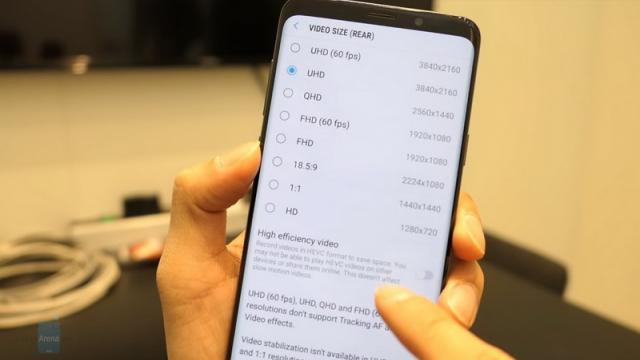 <b>Samsung Galaxy S9 poate filma doar 5 minute continuu în 4K la 60 FPS; Iată ce limitări apar (Video)</b>Samsung Galaxy S9+ a fost deja plasat pe locul întâi dintre toate telefoanele testate de către DxOMark, dar continuăm să descoperim funcţionalitatea foto şi video a terminalului. Azi aflăm spre exemplu că există o limită a timpului de filmare în 4K la 60