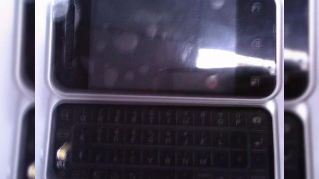 <b>Motorola Motus, inca un terminal full QWERTY cu Android la bord, scapat pe web</b>Motorola Motus, handset care face parte din seria de terminale Android a producatorului american, a scapat pe web saptamana trecuta, dar doar sub forma de imagine. Iata ca azi aflam si specificatiile acestui smartphone destul de bine dotat. &nbsp; &nbsp;...