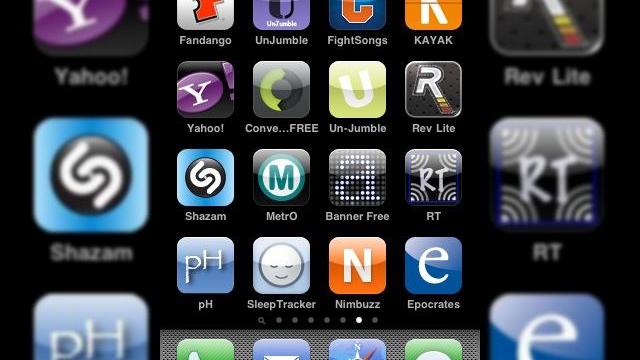 <b>Cel mai cool ecran de iPhone: "F*ck your smartphone!"</b>Plictisit de aranjarea standard a iconurilor de pe ecranul iPhone-ului sau, un utilizator inventiv s-a jucat cu simbolurile aplicatiilor de pe ecran, pana a obtinut combinatia de mai jos. Aceasta, citita in intregime da urmatoarea propozitie: "F*ck your...