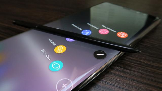 <b>Samsung Galaxy Note 9 primeşte primul benchmark, aparent; Iată ce aflăm despre telefon!</b>A trebuit să mă frec la ochi când am văzut că a scăpat Samsung Galaxy Note 9 într-un prim benchmark, la doar câteva zile după prezentarea lui Galaxy S9. Ce e drept încă de la debutul lui Note 8 apăreau informaţii despre S9, deci orice e posibil.