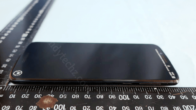 <b>Motorola Moto G6 Play apare iarăşi în imagini hands on, mulţumită unei certificări oficiale (NCC)</b>Mi s-a părut foarte ciudat că Motorola nu şi-a adus noile telefoane la MWC 2018, mai ales că scăpările de modele Moto G6 au abundat în ultima vreme. Ei bine, MWC a trecut, dar scăpările au rămas, cea mai nouă dezvăluindu-l pe Motorola Moto G6 Play..