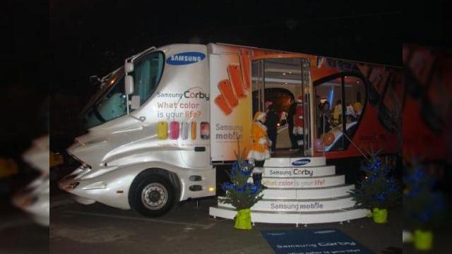 <b>Caravana Samsung Mobile premiaza DJ-ul din tine cu un Corby</b>Pana in data de 10 decembrie, caravana Samsung Mobile pregateste surprize celor pasionati de tehnologia moderna, dar si de muzica. Aflata sub semnul lui Samsung Corby, un telefon full touch destinat tinerilor, caravana va asteapta zilnic intre orele 12:00...