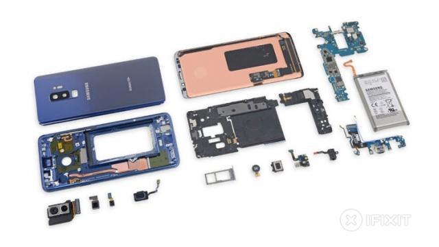 <b>Samsung Galaxy S9+ primeşte disecţia iFixit; Nu e uşor de reparat, dar avem detalii despre mecanismul camerei</b>Pe mâna celor de la iFixit a ajuns în ultima săptămână și smartphone-ul Samsung Galaxy S9+, terminal ce se pregătește de lansarea comercială în aceste zile. Descoperim pe seama procesului de teardown cât de ușor sau greu poate fi reparat