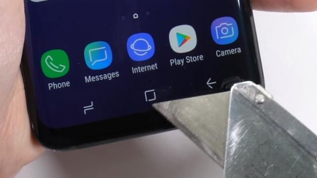 <b>Samsung Galaxy S9 trece de testele de rezistenţă ale lui JerryRigEverything; Aflăm dacă se îndoaie sau nu și cum rezistă la zgârieturi (Video)</b>În vreme ce smartphone-ul Samsung Galaxy S9 se pregătește de livrarea către cei care au plasat precomenzi, descoperim cât de bine se ține acest dispozitiv la testele de rezistență marca JerryRigEverything. Vorbim despre testul de îndoire, cel de