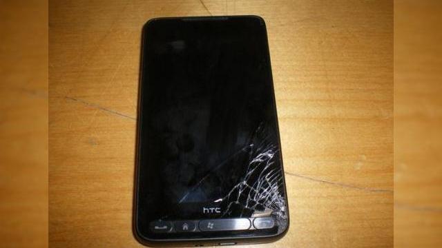 <b>HTC HD2 versus asfalt, un test pe care nu vreti sa il faceti!</b>Un editor britanic al site-ului wmpoweruser povestea recent patania sa, care implica un HTC HD2, ce a avut o ciocnire dura cu asfaltul. Evident, handsetul, considerat unul rezistent in urma testelor de aceste gen, a avut de suferit destul de mult. &nbsp;...
