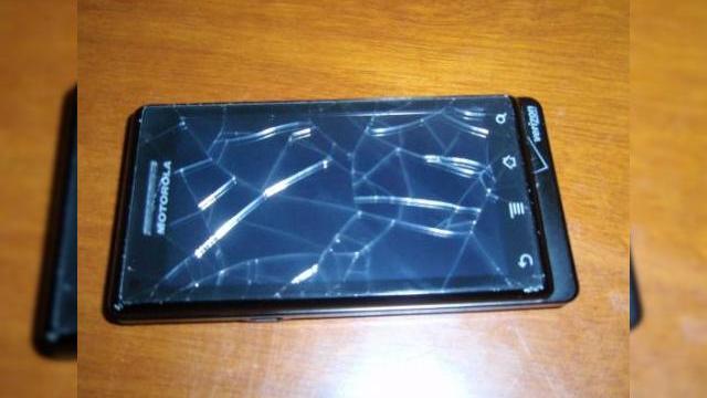 <b>Motorola Droid se zdrobeste de asfalt, isi distruge ecranul</b>Dupa ce am vazut ce poate pati un HTC HD2 daca il scapati pe beton, iata ca faimosul Motorola Droid o ia pe urmele sale, zdrobindu-si ecranul de beton, din cauza unui posesor neglijent. De aceasta data, incidentul are loc in timp ce nefericitul coboara...