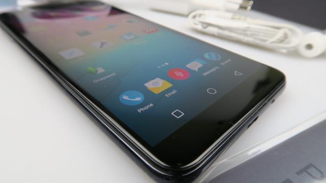 <b>Allview V3 Viper: Hardware cu plus la RAM şi camera frontală</b>Allview a ţintit un public ţintă format din adolescenţi şi tineri cu seria de telefoane Viper, iar aceeaşi direcţie se aplică şi pentru V3 Viper. Ca atare trebuie să aibă grijă cu gamingul şi selfie-urile, atributele preferate de tineri. Hai să vedem..