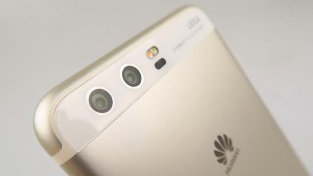 <b>Huawei începe distribuirea lui Android Oreo către terminalele P10 și P10 Plus</b>Posesorii de terminale Huawei P10 și P10 Plus primesc o veste bună astăzi, aceea că Android Oreo a început a fi distribuit oficial către dispozitivele lor. Actualizarea va sosi treptat și ar putea dura câteva săptămâni până când toți utilizatorii