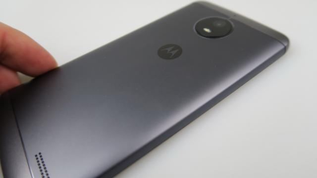 <b>Motorola Moto E4: Multimedia stratosferică, mai ales pentru aşa preţ</b>Motorola Moto E4 nu vine cu mari pretenţii, cu difuzoare stereo, căşti high end, acustica hi res sau alte nebunii. Dar fix de aici vin surprizele uneori, cu volum gigantic... Terminalul are un singur difuzor, plasat în spate şi care este în mod evident..