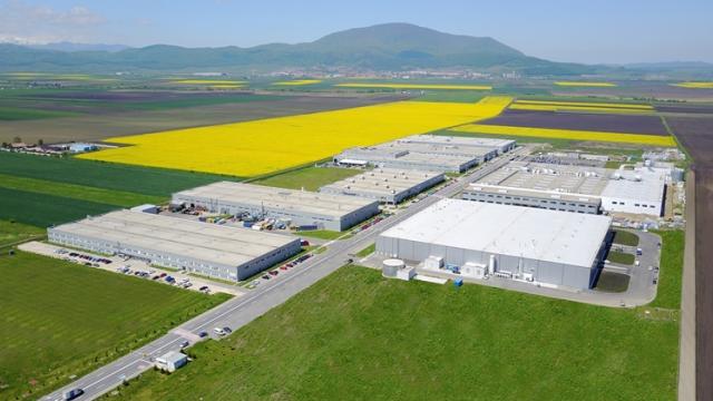 <b>Celebrul producător de echipamente audio Sennheiser va ridica o fabrică la noi în țară</b>Săptămâna debutează cu o veste deosebită, aceea că celebrul producător Sennheiser va ridica o fabrică la noi în țară, în Brașov mai precis. Această construcție va fi finalizată în acest an și aici vor fi realizate produse electronice destinate