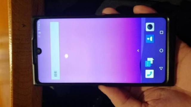 <b>ZTE Nubia Z19 apare în presupuse fotografii hands on; Flagship cu procesor Snapdragon 845</b>Descoperim astăzi faptul că și chinezii de la ZTE pregătesc lansarea unui smartphone echipat cu procesor Snapdragon 845, acela fiind Nubia Z19. Terminalul de față ni se prezintă astăzi într-o serie de fotografii hands-on și vedem că adoptă