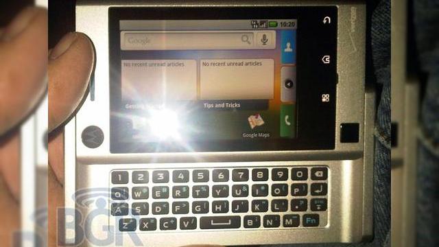 <b>Motorola Calgary/DROID Devour, fotografiat in varianta argintie</b>Motorola tocmai a scapat pe web inca o imagine cu un viitor terminal al sau si de aceasta data pare a fi vorba de o varianta argintie a lui Motorola Calgary/ Droid Devour, dupa cum puteti constata aruncand o privire mai jos. De asemenea, aflam ca...