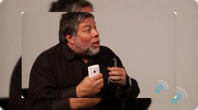 <b>Problema bateriei lui Apple iPhone, rezolvata de Steve Wozniak, co-fondatorul companiei!</b>Glumetii de la Engadget au avut un interviu relaxat cu si mai glumetul Steve Wozniak, unul dintre co-fondatorii Apple, care ne-a iluminat in legatura cu metoda ideala de a prelungi viata bateriei unui iPhone. Raspunsul este simplu: CUMPARA INCA UN IPHONE!...