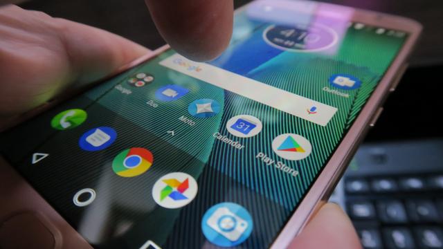 <b>Motorola Moto G5S Plus: OS, UI, aplicaţii curate şi stock</b>Motorola Moto G5S Plus, ca şi celelalte modele Moto G vine cu un Android curat şi stock, aerisit şi fără bloatware. Terminalul rulează Android 7.1.1 Nougat, iar experienţa e fix ce vă aşteptaţi.