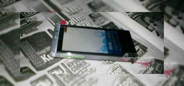 <b>LG GD880 Mini scapa pe web, sub forma unor imagini, specificiatii</b>Iata un telefon neanuntat marca LG care scapa pe web fix cand compania organizeaza o conferinta de presa la CES 2010. Este vorba despre LG GD880, care aparent s-ar numi si "Mini", terminal scapat pe web cu o luna in urma, dar nu in imagini atat de clare...