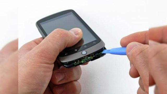 <b>Nexus One, telefonul Google disecat pentru public</b>Dupa ce am vazut prezentarea oficiala a telefonului Google Nexus One si am aflat ca el va debuta in Europa incepand cu teritoriul francez, iata ca handsetul a fost disecat, pentru placerea celor care nu se multumesc cu specificatii hardware. &nbsp; &nbsp;...