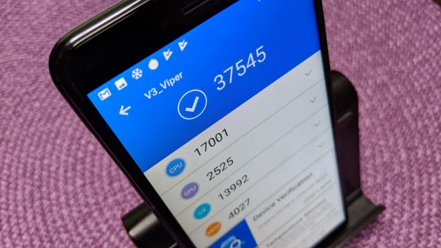 <b>Allview V3 Viper: Benchmark-uri între P9 Lite şi P10 Lite, "fierbe" la jocuri, dar le duce</b>Allview V3 Viper aduce o combinaţie interesantă de dotări hardware: pe de o parte are procesor quad core vechiuţ de 28 nm, pe de altă parte compensează cu 3 GB RAM. Ai zice că e low midrange, doar că RAM-ul îl salvează.